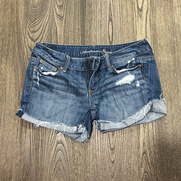 American Eagle Jean Shorts Mid Rise Booty Distressed Medium Wash Blue Size 4 - Picture 1 of 7